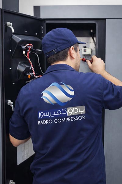 تعمیر درایر | تعمیرات درایر تبریدی در محل 3 متخصص بادرو کمپرسور در حال تعمیر درایر